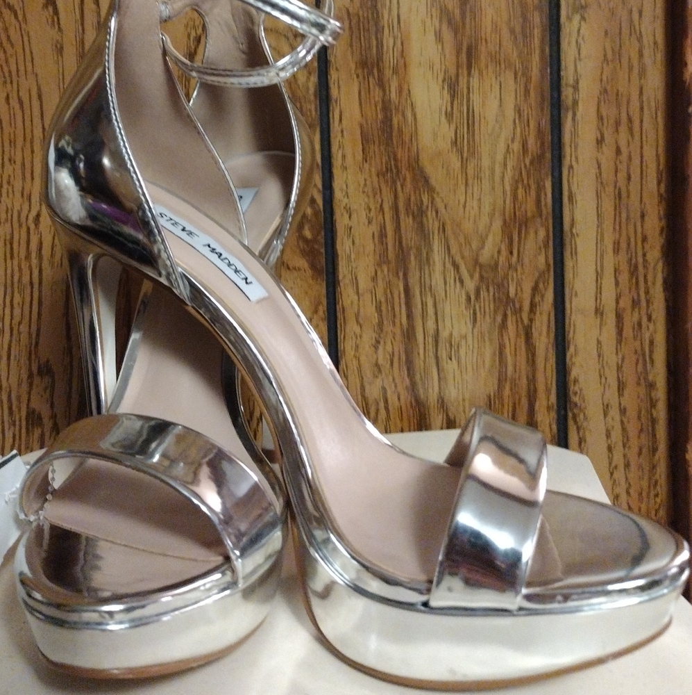 NWT Steve Madden Iridescent 5 inch High Heel Pump with Ankle Strap Size 7 1/2